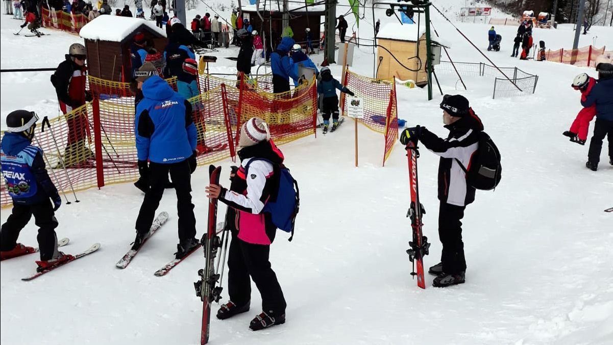 Skilager 29.01.2023 - 04.02.2023 Vier Skifahrer auf der Piste